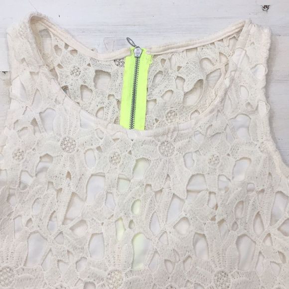 Floral crochet like cropped tank with zipper - Picture 2 of 4